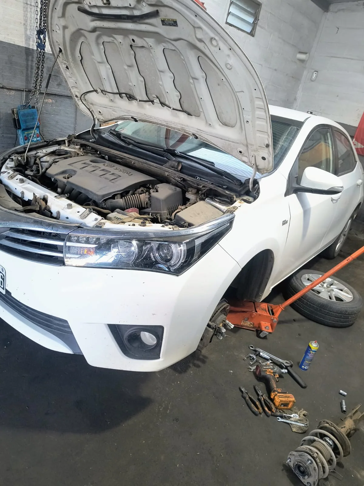 Toyota Corolla en el taller, con suspensión desmontada