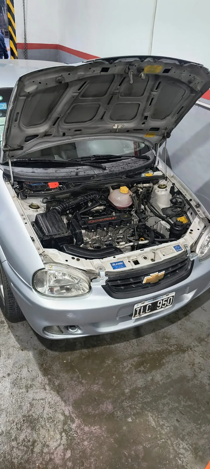 Chevrolet Corsa con el motor a la vista